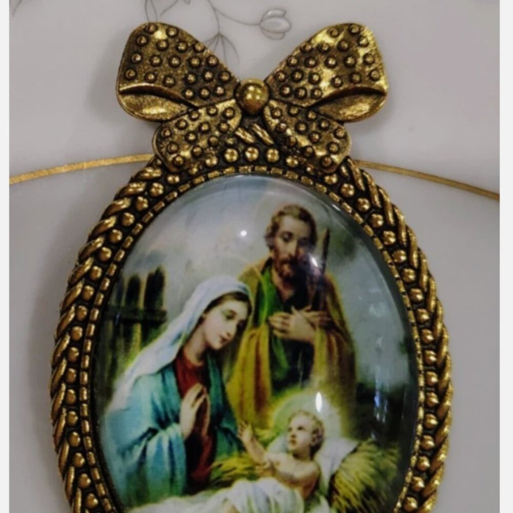 Vtg to MOD Holy Family Glass Domed Cameo Brooch Pendant Gold Christmas - Picture 2 of 8